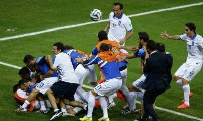 En un final incre�ble, Grecia super� a Costa de Marfil y clasific�