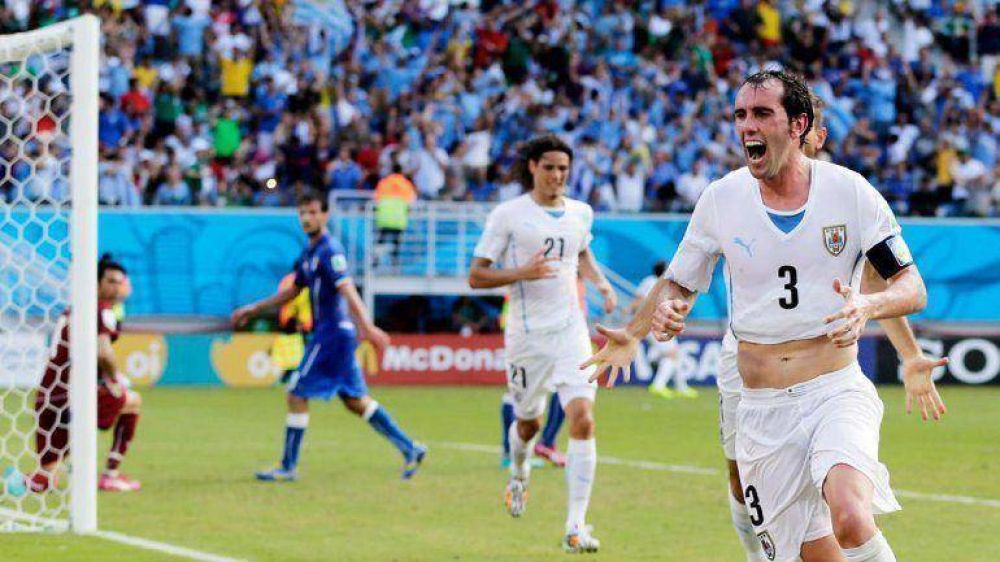 Otro triunfo heroico de Uruguay: con un cabezazo de Diego God�n, le gan� a Italia y se clasific� a octavos de final