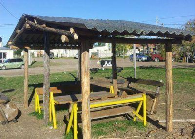 Con chapas canjeadas techan el quincho de una plaza en Claromec�