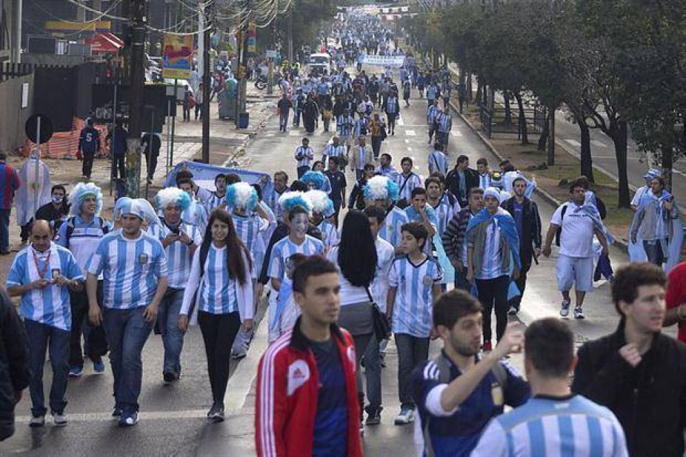 Copa del Mundo 2014: llegan los argentinos al estadio bajo un estricto control policial