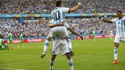 Argentina volvi� a sufrir en defensa pero con un magn�fico Messi venci� a Nigeria y es l�der
