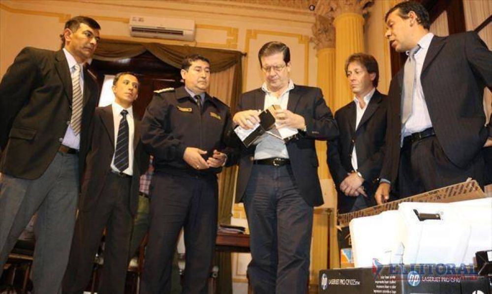 Entregaron equipo inform�tico a la Polic�a para las investigaciones complejas