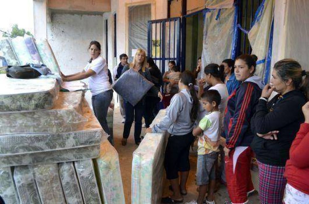El Municipio capitalino entreg� alimentos, ropas y abrigo a familias que regresan a sus casas tras la crecida