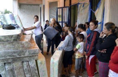 El Municipio capitalino entreg� alimentos, ropas y abrigo a familias que regresan a sus casas tras la crecida