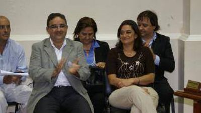 �Hay que convocar al peronismo, pero tambi�n a los radicales y j�venes�