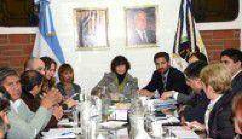 La Ministra de Educación se reunió con los gremios docentes nucleados en el FGE