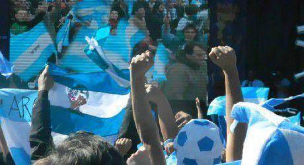 Gran convocatoria  para presenciar el partido de Argentina en el cine Italia