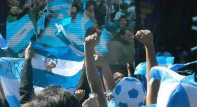 Gran convocatoria  para presenciar el partido de Argentina en el cine Italia