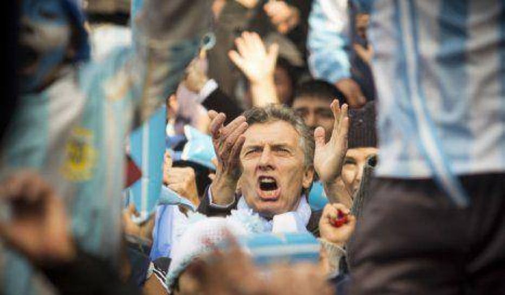 Macri vio el partido de la Argentina junto a vecinos
