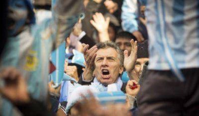 Macri vio el partido de la Argentina junto a vecinos