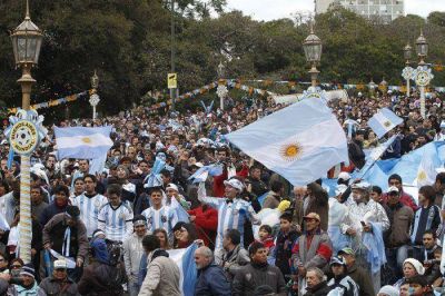 M�s de 24 mil personas alentaron a la Selecci�n en las pantallas de la Ciudad