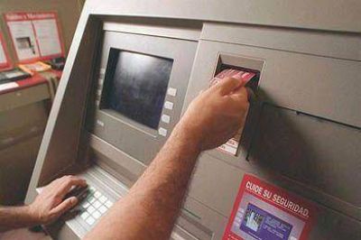Establecen obligatoriedad de informar costos de operaciones en cajeros