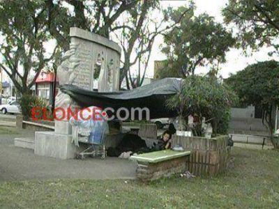 Vecinos se autoconvocaron por indigentes que acampan en plaza de Paran�