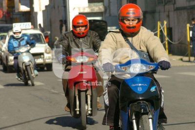La ciudad adhiri� a la venta de moto veh�culos con cascos