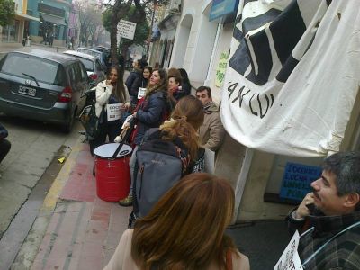 Docentes de ADU tomaron el Ministerio de Trabajo y ratificaron el paro por tiempo indeterminado