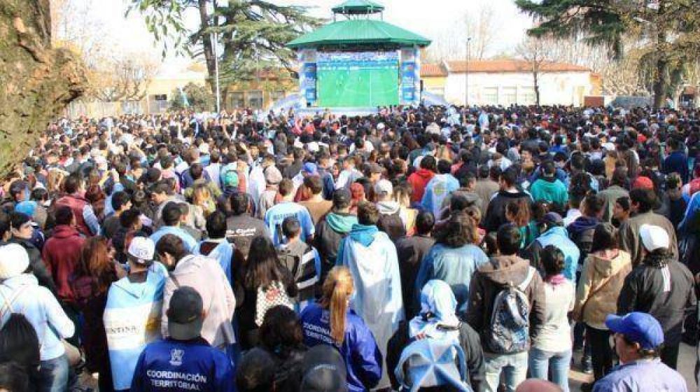 10 mil vecinos de San Miguel apoyaron a la seleccion en la Plaza las Carretas