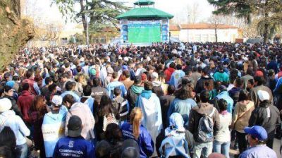 10 mil vecinos de San Miguel apoyaron a la seleccion en la Plaza las Carretas