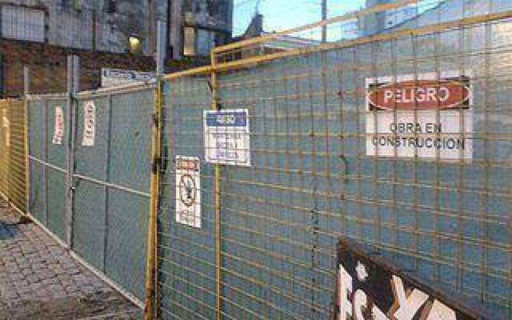 Vecinos se quejan por la paralizaci�n de las obras en el bajo nivel de Lomas