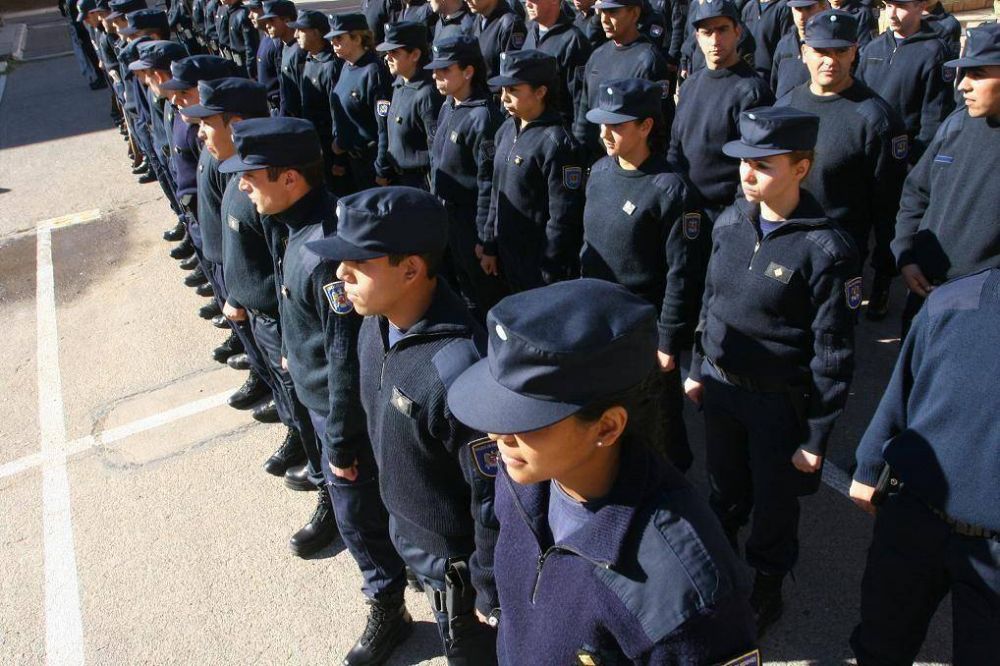 Una polic�a novata detuvo a un ladr�n en medio de un tiroteo