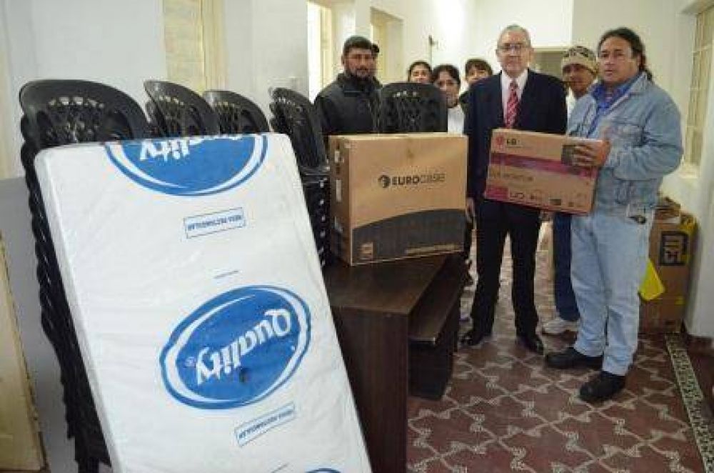 El gobierno provincial entreg� ayuda a la Asociaci�n Vecinal de Fomento Puente Alsina