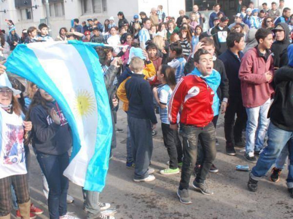Despu�s del tri�nfo, Z�rate volvi� a festejar en el centro de la ciudad