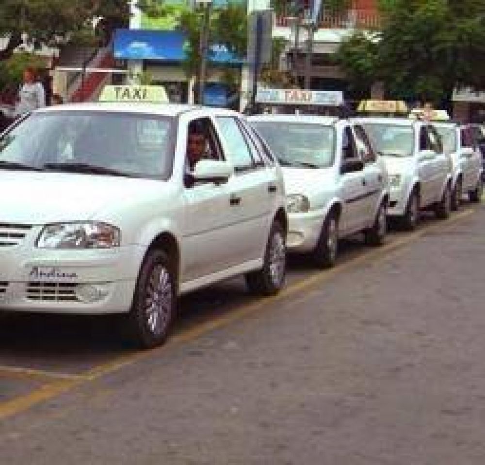 Concejales aprobaron suba del 30% en tarifas de taxis y remises