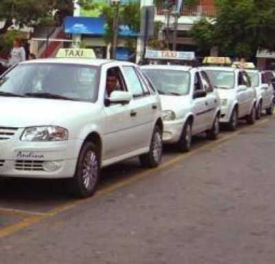 Concejales aprobaron suba del 30% en tarifas de taxis y remises