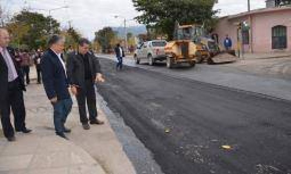La provincia dice que este a�o asfalt� casi mil cuadras en Capital