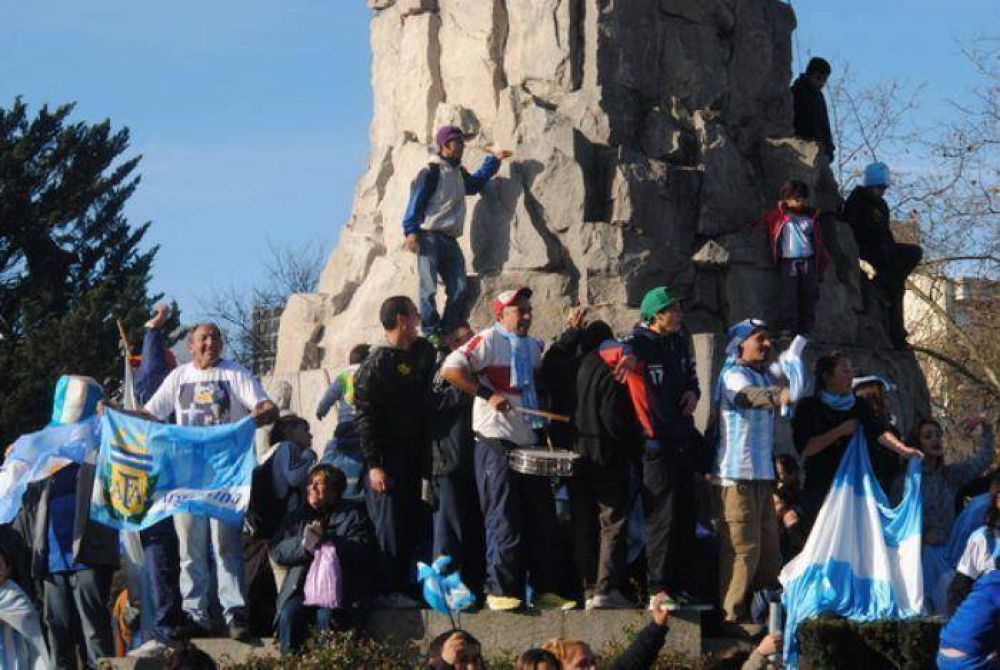 Algunos pocos marplatenses festejaron el triunfo albiceleste