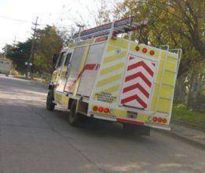 Incendio destruye una vivienda en barrio Mitre  