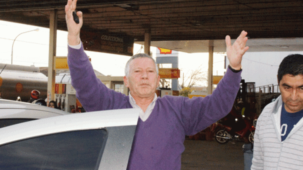 Guardia Urbana secuestr� un autom�vil y su propietario se 'atrincher�' dentro del rodado 