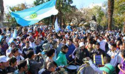 Banderazo en la plaza 25