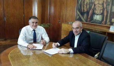 Echeverr�a firm� un convenio junto a Carlos Castagneto