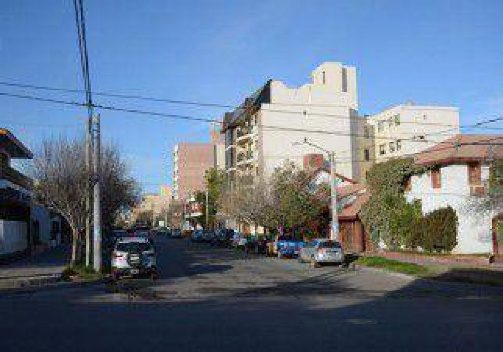 Le robaban, se asust� y al salir se le cerr� la puerta 