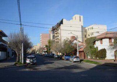 Le robaban, se asust� y al salir se le cerr� la puerta 