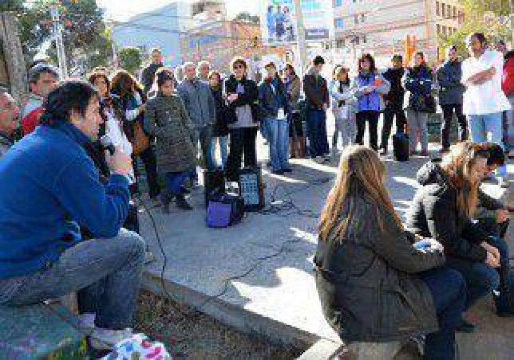 Los mdicos marchan en el segundo da del paro por un aumento 