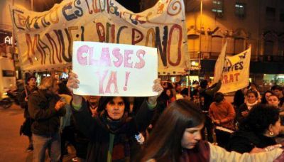 Docentes, padres y alumnos, juntos en una protesta callejera