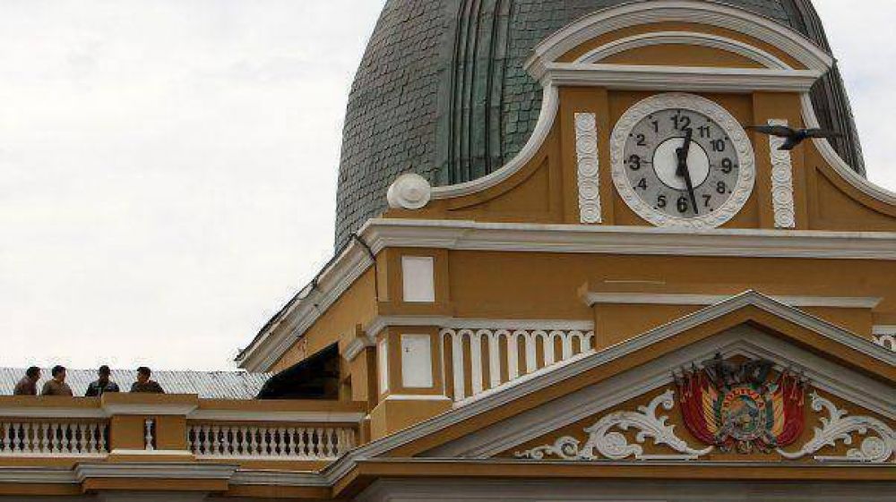 Ins�lito: el reloj del Congreso boliviano gira al rev�s