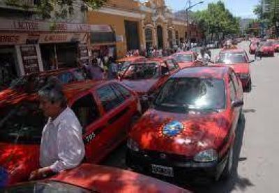 Taxistas piden que la bajada de bandera este de acuerdo con la inflaci�n