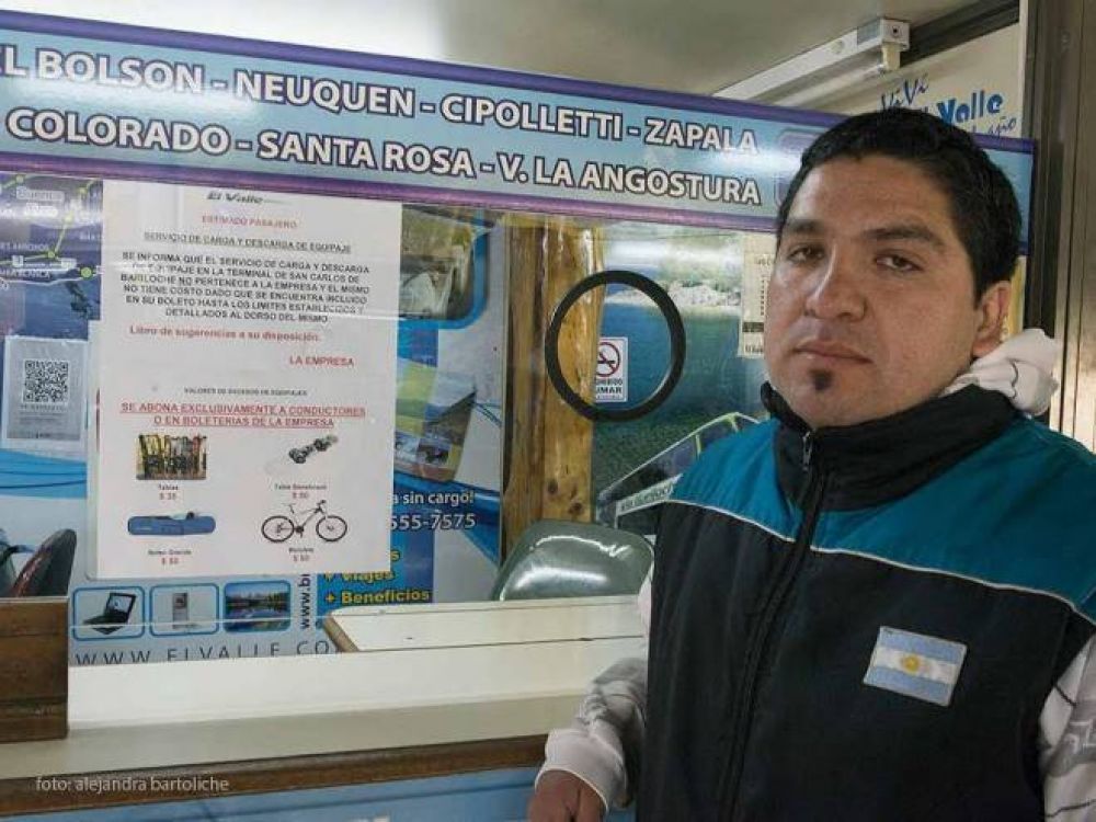 Empresa de transporte sugiere no pagar propina a maleteros