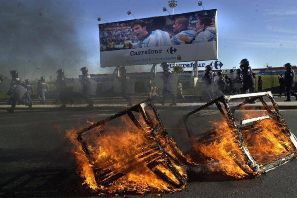 Kosteki y Santill�n: cortan el puente Pueyrred�n y exigen que avance la causa contra Duhalde