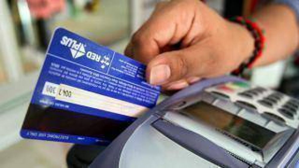Piden que se denuncie a comercios que cobran un �plus� por comprar con vales Pro Familia