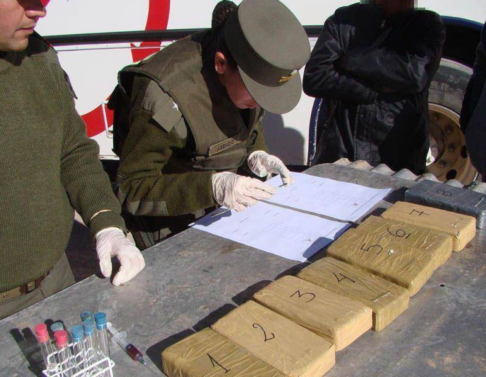Gendarmera secuestra ms de 8 kilos de cocana a dos bolivianos