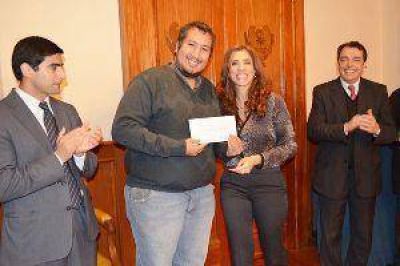 La gobernadora entreg� ayudas econ�micas