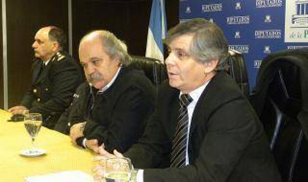 Diputado Britos encabez� homenaje a polic�as ca�dos en cumplimiento del deber