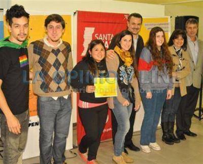 La Provincia entreg� fondos a proyectos juveniles de la regi�n