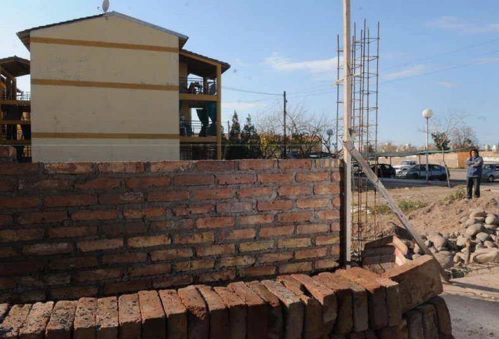 Rechazan construcci�n de muro en un barrio