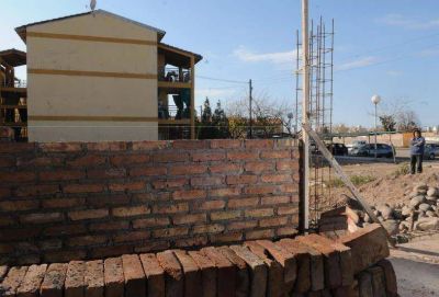 Rechazan construcci�n de muro en un barrio