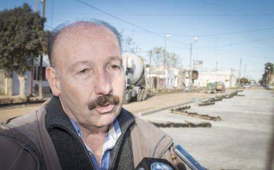 En recorrida por obras de asfalto Inza llam� a dejar las diferencias de lado en beneficio de todos