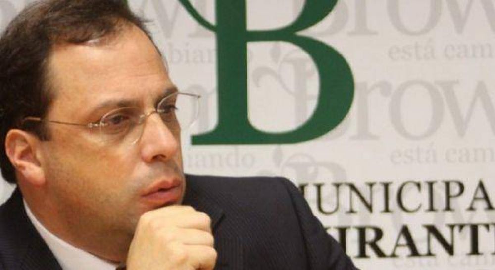 Cascallares critic� que Giustozzi haga publicidad con fondos de Almirante Brown